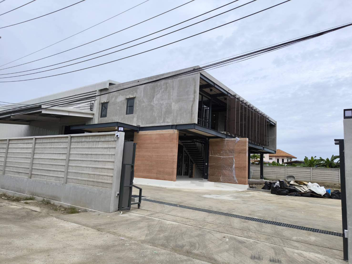 โกดังสำเร็จรูปพร้อมสำนักงาน 2 ชั้น