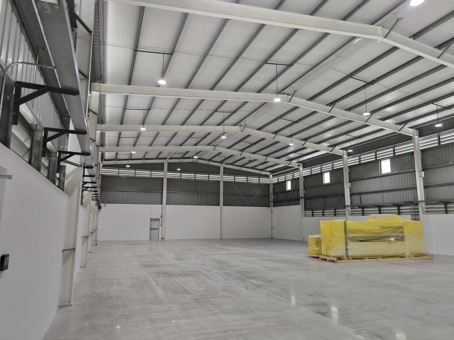 ภายในโกดังโลจิสติกส์ระบบ PEB พร้อมช่องแสงด้านข้าง