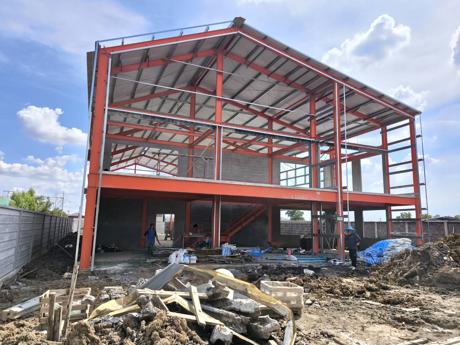 โครงสร้างเหล็กโรงงานระหว่างก่อสร้าง