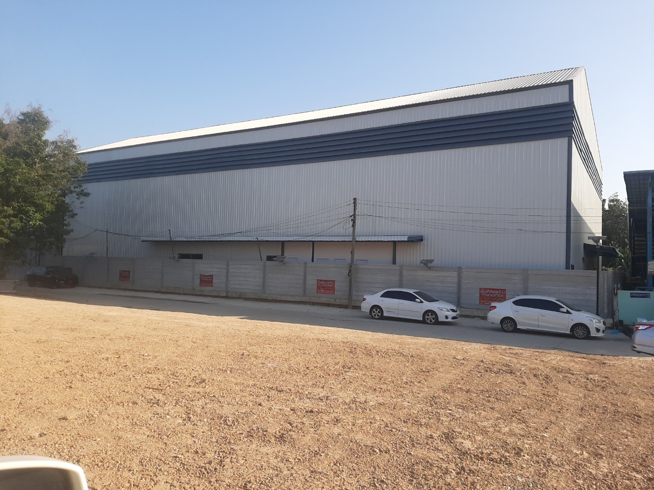 มุมมองอาคารและลานจอดรถลูกค้า