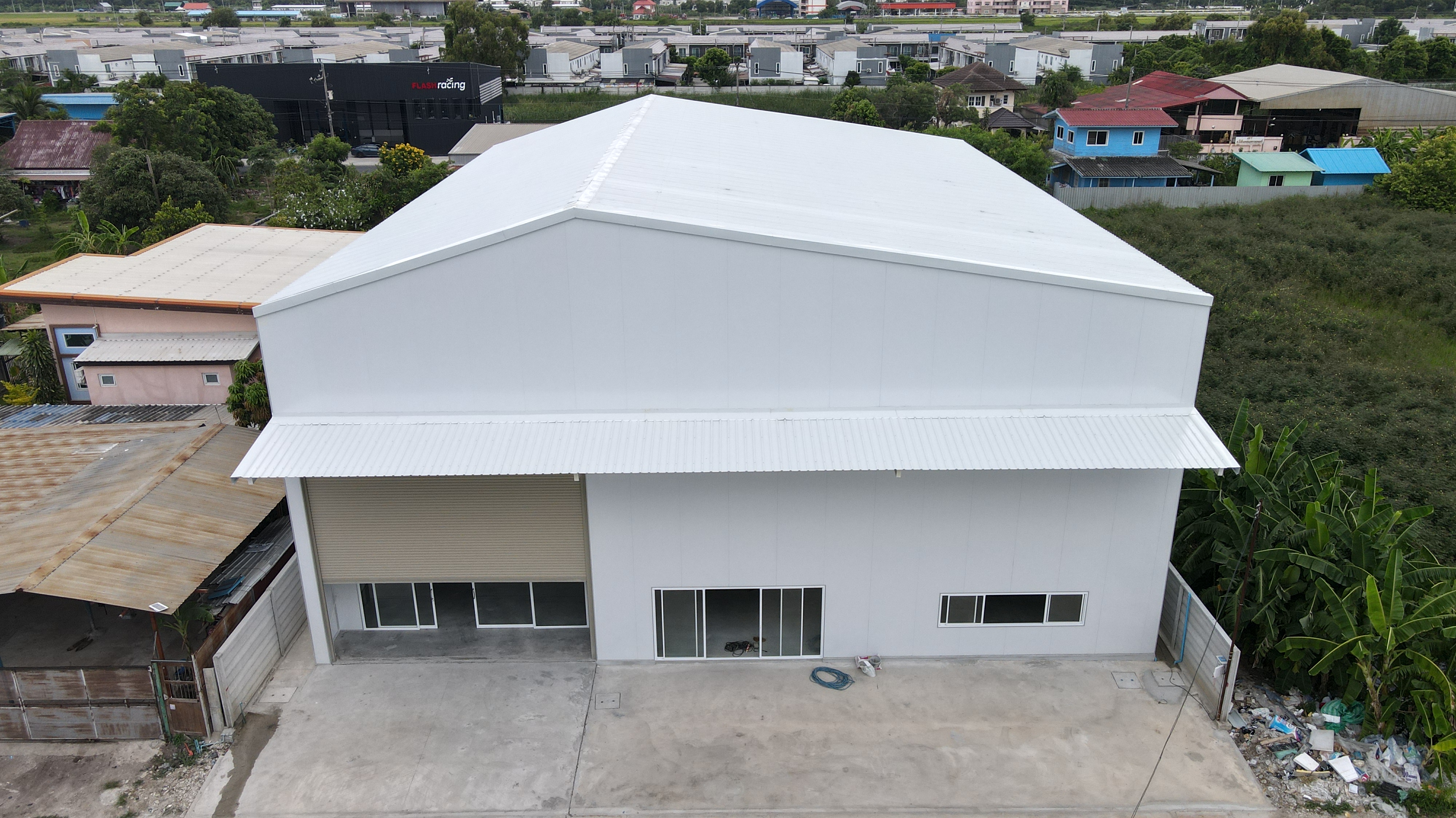 ภาพใกล้ชิดผนังและช่องแสงที่เน้นความสว่าง