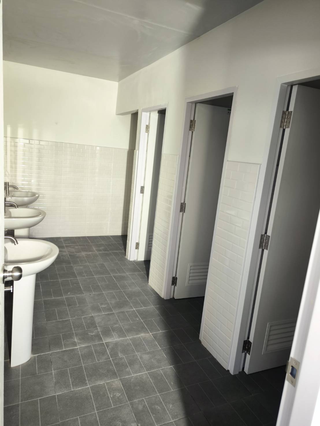 มุมสูงแสดงโซนผลิตและโกดัง