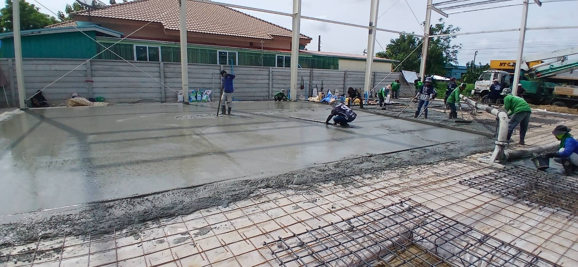 ภาพใกล้ชิดผนังและช่องแสงที่เน้นความสว่าง