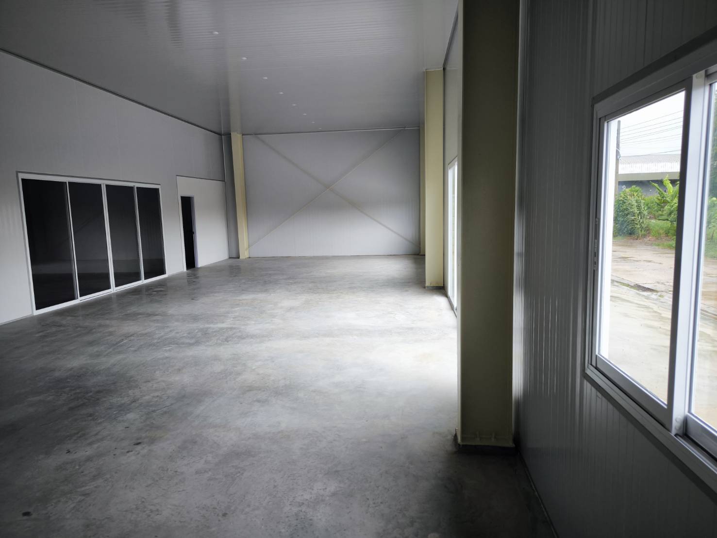 มุมมองทางเข้า-ออกศูนย์กระจายสินค้า